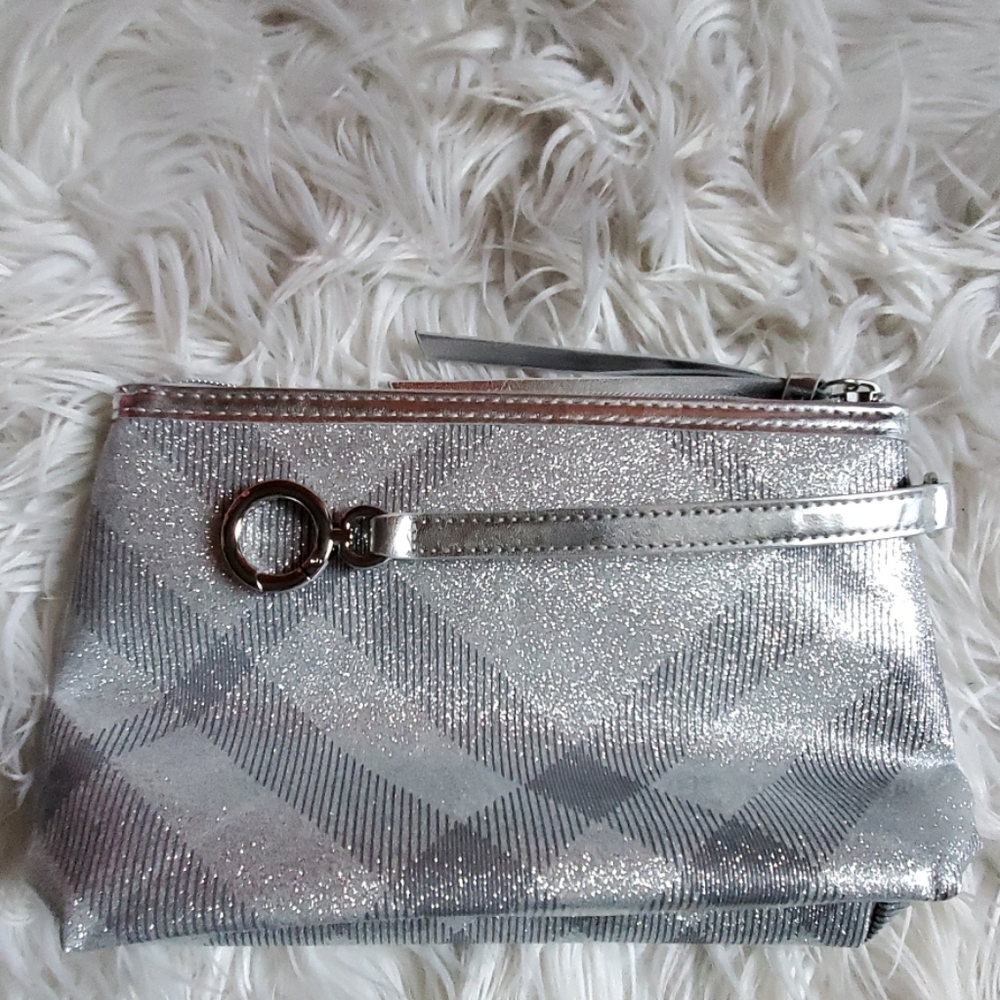 Burberry wristlet! - Picture 3 of 4